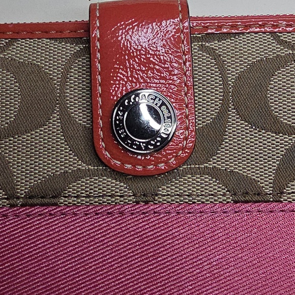 Coach signature canvas wallet with pink leather and a pink accent stripe - Picture 2 of 14